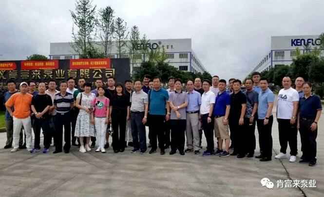 与会人员在遵义珠海魏彬健康管理有限公司有限公司大门口合影留念